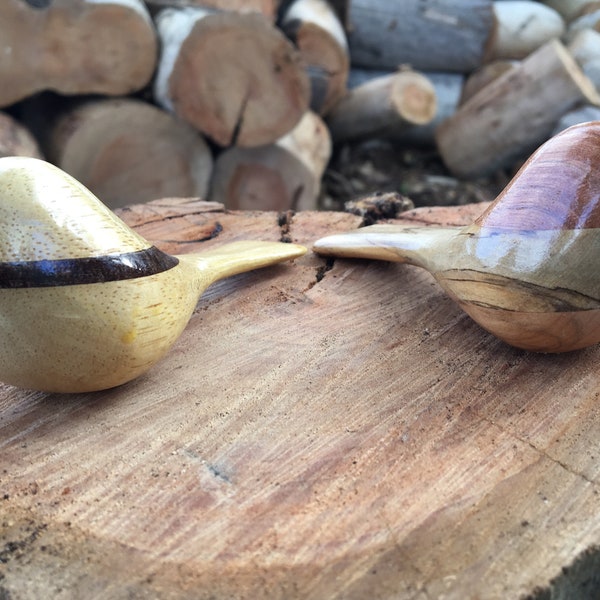 Handsnidade tröstfåglar i trä