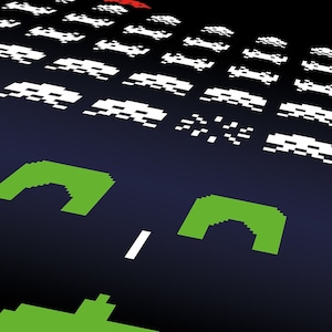 Puede incluir: Una pantalla de videojuego retro con fondo negro y naves espaciales blancas que se mueven hacia abajo por la pantalla. Las naves espaciales están en formación diagonal. Hay naves espaciales verdes en la parte inferior de la pantalla.
