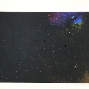 Puede incluir: Un fondo negro con un cielo estrellado de noche. Las estrellas son blancas y hay varias nebulosas de colores en el cielo.