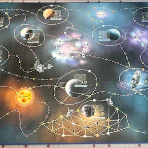 以下が含まれることがあります： 宇宙をテーマにした青と黒のゲームボード。ボードには惑星、星、宇宙船が描かれています。ボードは戦略と探検のゲームのために設計されています。
