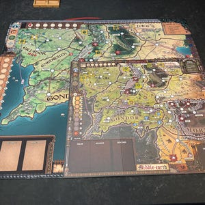 Förbeställ: LoTR Fate of the Fellowship 41.25" x 35.5" lekmatta - Inofficiell uppgradering