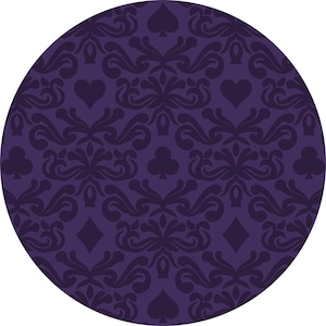 Könnte beinhalten: Ein kreisförmiges Design mit einem sich wiederholenden Muster aus Spielkartenfarben: Pik, Herz, Kreuz und Karo. Das Design ist in einem tiefen Lila gehalten, mit einem dunkleren lila Muster, das den Hintergrund überlagert. Das Gesamtthema bezieht sich auf Spielkarten.