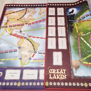 Rails et voiles Ticket To Ride 26 x 42 GripMat / Tapis de jeu recto-verso Anniversaire World/Great Lakes avec bordures cousues Mise à niveau non officielle