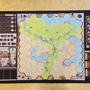 Könnte beinhalten: Ein Spielbrett mit einem sechseckigen Gitter, einem Fluss und einem blauen See. Das Brett ist mit einem schwarzen Rand versehen und enthält verschiedene Symbole und Text, darunter "Aktionen", "Ereignisse" und "Wächter".