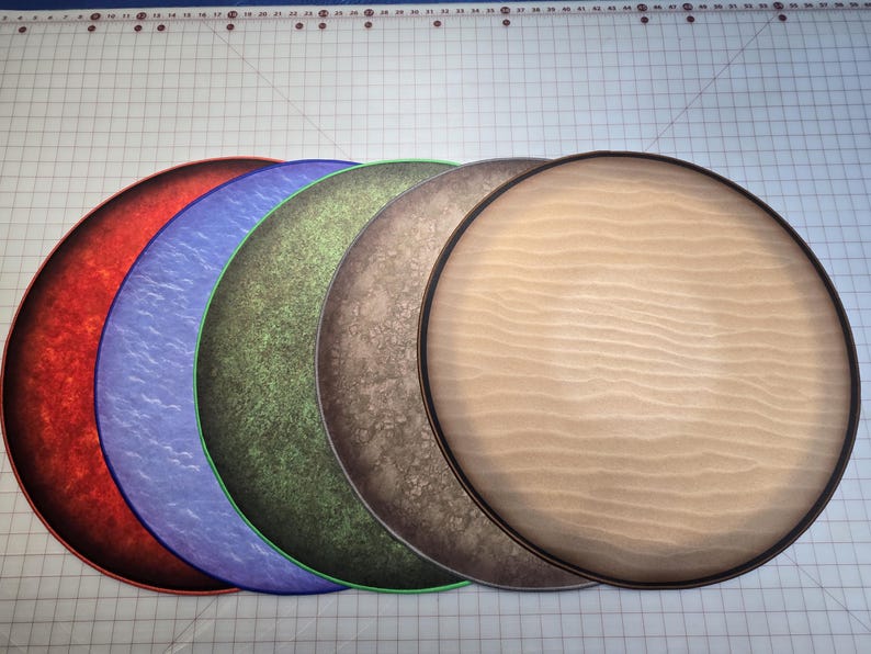 Peut inclure: Cinq tapis de jeu ronds et circulaires de diff&eacute;rentes couleurs et designs. Les tapis sont dispos&eacute;s en demi-cercle, le plus grand &agrave; l'arri&egrave;re et le plus petit &agrave; l'avant. Les tapis sont faits d'un mat&eacute;riau &eacute;pais et durable et ont une surface lisse et antid&eacute;rapante. Les tapis sont parfaits pour une utilisation avec des jeux de soci&eacute;t&eacute;, des jeux de r&ocirc;le et d'autres jeux de table.