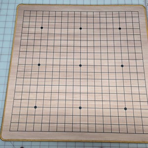 Tablero GO portátil de 18 x 18 con rejilla GripMat de 1"