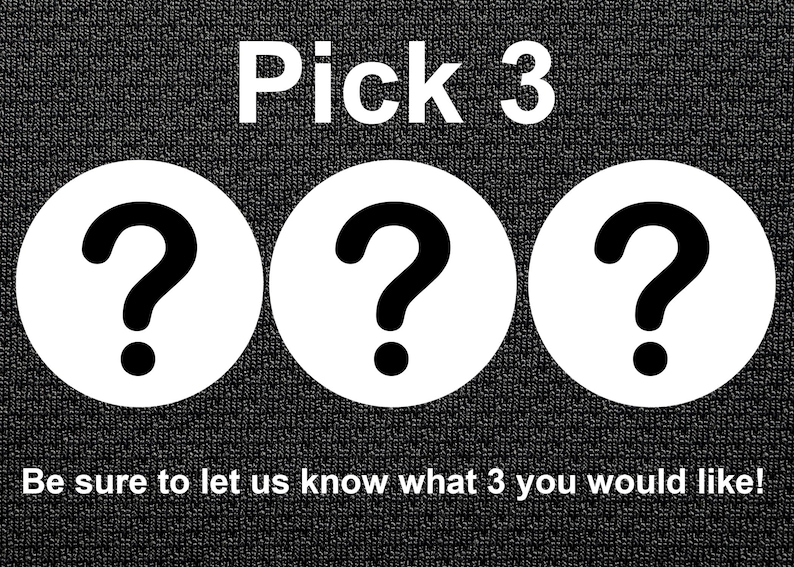 Peut inclure: Une image en noir et blanc avec le texte "Pick 3" en haut. Trois cercles blancs avec des points d'interrogation noirs &agrave; l'int&eacute;rieur sont dispos&eacute;s horizontalement. Le texte "Be sure to let us know what 3 you would like!" est en bas.