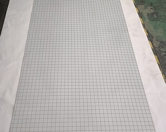 Tapete de juego blanco marfil con cuadrícula de 2,5 cm / GripMat. ¡Perfecto para D&D, Pathfinder, Daggerheart y más! Compatible con rotuladores de borrado en seco y húmedo.
