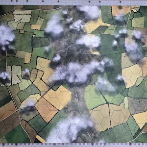 Könnte beinhalten: Eine hexagonale Rasterkarte mit einer grünen, braunen und gelben Landschaft. Weiße Wolken sind über die Karte verteilt.
