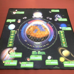 Peut inclure: Un plateau de jeu noir et vert avec une grande planète orange au centre. La planète est entourée d'un anneau de planètes et d'étoiles plus petites. Le plateau est intitulé "Terraforming Mars: Elysium".