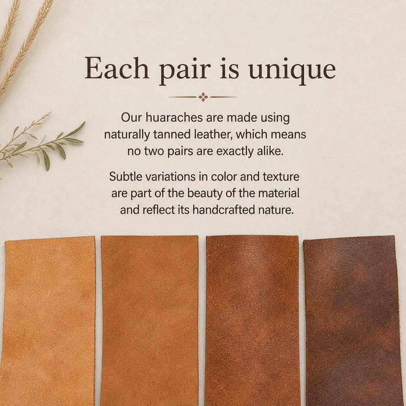 Peut inclure: Quatre &eacute;chantillons rectangulaires de cuir tann&eacute; naturellement dispos&eacute;s en rang&eacute;e, montrant un d&eacute;grad&eacute; de tons bruns, du beige clair au brun fonc&eacute;. Le texte indique : Each pair is unique. Our huaraches are made using naturally tanned leather.
