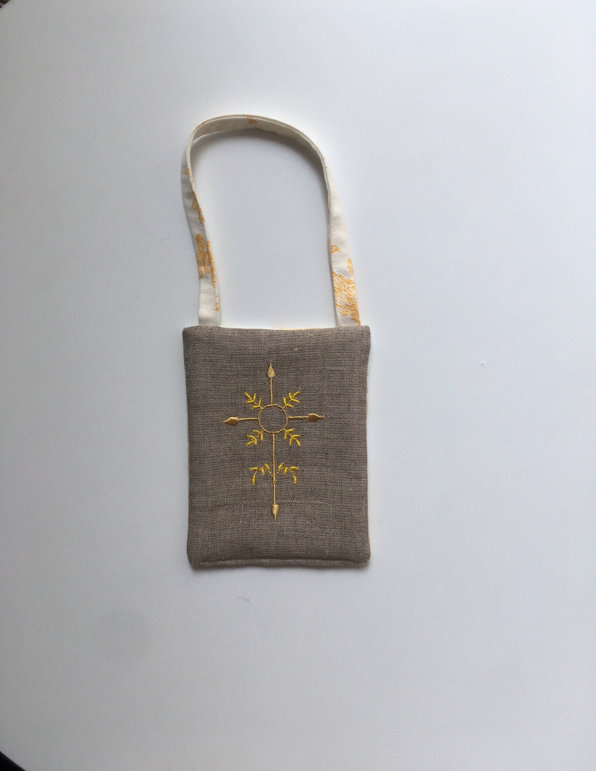 Croix Jaune à Suspendre Lin Brodé