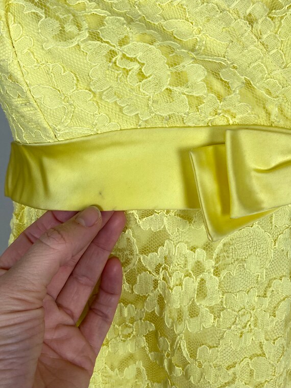 Size XS | Vintage 1960s 60s Yellow Sleeveless Lac… - image 6