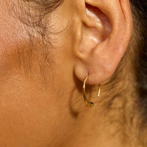 Große Luna Creolen aus Gold Vermeil, preisgekrönter Designerschmuck, Schmuck für den Alltag und besondere Anlässe, Lucy Quartermaine, zierliche Goldcreolen