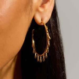Multi Drop Creolen aus Gold Vermeil, preisgekrönter Designerschmuck, Schmuck für den Alltag und besondere Anlässe, Lucy Quartermaine, Gold Creolen