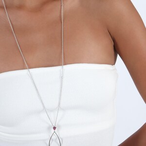 Collar de pétalos de rubí plateados