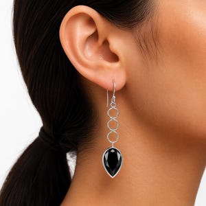 Brincos pendentes com pedra preciosa ônix preta natural, em prata de lei 925, modelo longo com elos circulares, joia marcante para presente feminino.