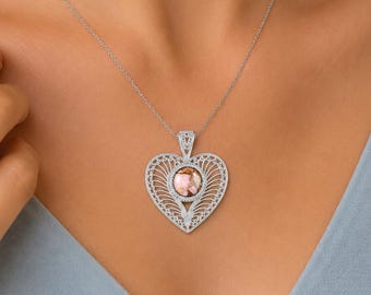 Colgante de corazón hecho a mano con turquesa y ópalo rosa, plata de ley 925, colgante de filigrana, joyería única, regalo de piedra natal de diciembre para ella.