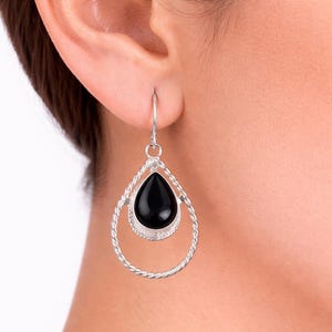 Brincos de gota com pedra preciosa ônix preta natural, em prata de lei 925, feitos à mão. Joia ideal para presentear sua irmã.