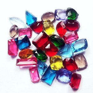 Lote de cristales y gemas de vidrio / Piedras sueltas facetadas multicolores para la fabricación de joyas / Suministros para manualidades en formas surtidas al por mayor (50-500 quilates)