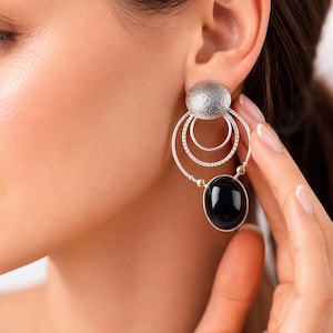 Brincos pendentes com pedra preciosa ônix preta natural, em prata de lei 925, com design geométrico marcante, um presente perfeito para mulheres.