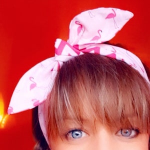 Faixa de cabeça reversível em tecido Flamingo rosa, envoltório de cabeça, bandana estilo pinup retrô.