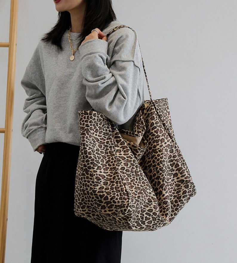 Große Wiederverwendbare Tasche, Leopard print Schultergurttasche, Eco Tragetasche, Oversized Canvas Tasche, Alltägliche Große Tasche, Casual Daily Handtasche Bild 2