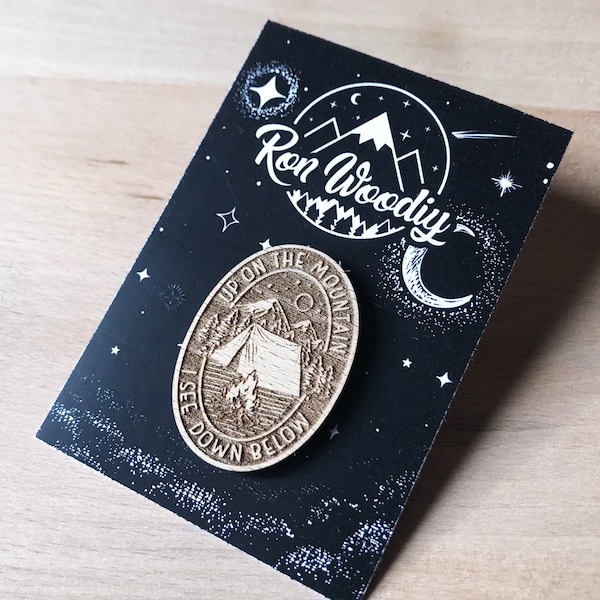 Pin's Camping en bois / 30 x 43 mm / Engraved wood badge / Travel / Nature / Adventure / Forest & Mountain