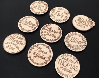 Anpassbares Blumenabzeichen aus Holz / Personalisierte Gravur / 9 Muster / 4 Holzarten / Hochzeit / Empfang / Schlüsselanhänger / Anstecknadel