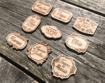 Anpassbares Holz-Badge / Engraved Wood Pin &#39;s / Benutzerdefiniertes Brennen / Hochzeit / Schlüsselanhänger / Geschenk