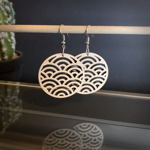 Waves earrings in beech wood / Wood earrings Waves / Customizable size / Geometry / Japanese Wave