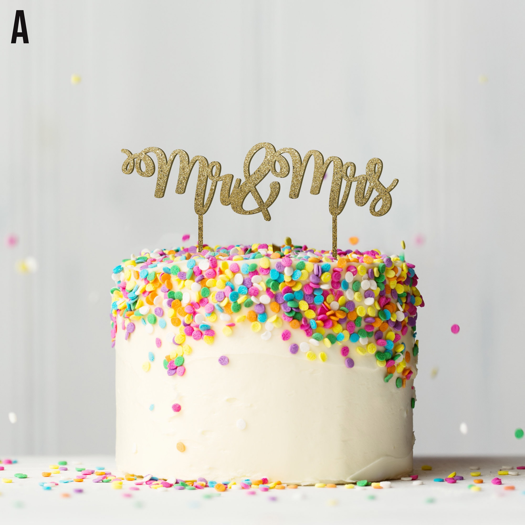 Gâteau D'anniversaire Avec Célébration De Cierge Magique Joyeux Cierges  Magiques