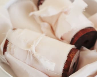 手染めのクレープデシンシルクリボンBLUSH 5cm幅。ウェディングブーケ、ウェディングステーショナリー、スタイリスト、ちょっとした贅沢を愛する人々に最適です。