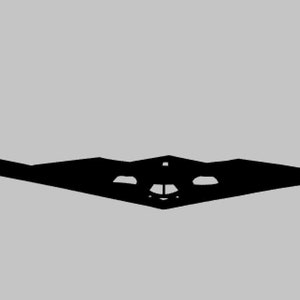 Op de afbeelding: Een zwart silhouet van een B-2 Spirit stealth-bommenwerper tegen een lichtgrijze achtergrond. Het vliegtuig heeft een kenmerkend vliegende vleugelontwerp met een grote spanwijdte en een plat, hoekig profiel. De afbeelding is een eenvoudige, grafische weergave.