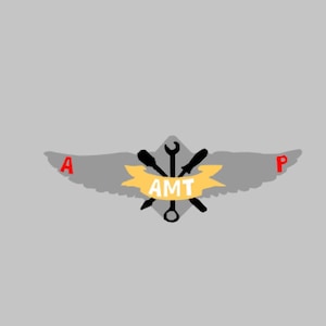 Può includere: Un logo grigio e bianco con un design ad ala stilizzato. Il logo presenta due chiavi inglesi incrociate e uno stendardo con il testo "AMT" in lettere bianche. Le lettere "A" e "P" sono in rosso su entrambi i lati delle ali.