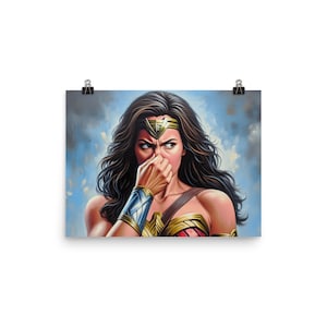 Puede incluir: Una mujer vestida como Wonder Woman, con un traje rojo, azul y dorado, se está tapando la nariz con la mano, como si oliera algo desagradable. Está mirando hacia la derecha de la imagen. El fondo es un cielo nublado azul y blanco.