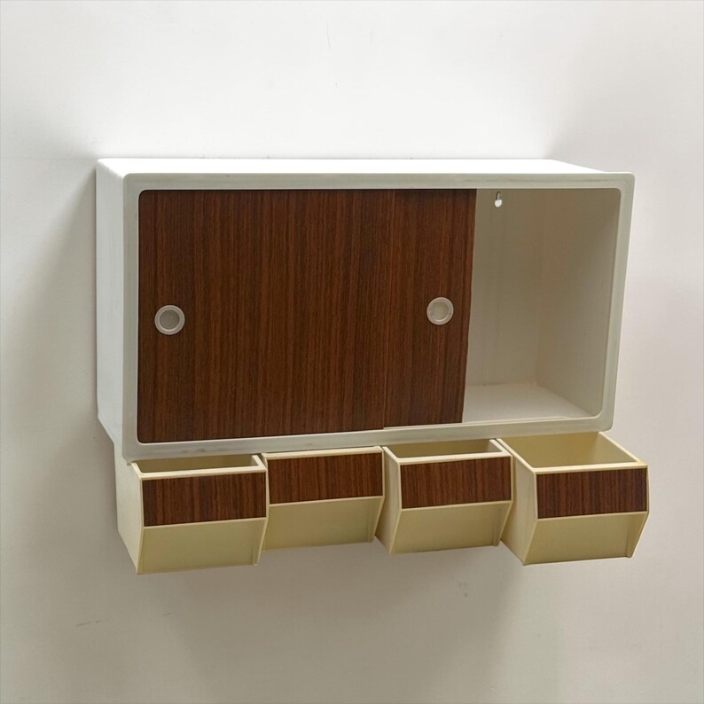 K&ouml;nnte beinhalten: Ein Set aus drei Keramikbechern mit gesprenkelter, matter Oberfl&auml;che. Die Becher sind in Creme-, Hellgrau- und Dunkelgraut&ouml;nen gehalten. Jeder Becher hat ein schlichtes, minimalistisches Design, perfekt f&uuml;r Kaffee oder Tee.