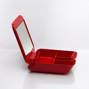 Tocador espacial de los años 70 de Makio Hasuike para Gedy: neceser portátil de plástico rojo con espejo, diseño italiano para decoración de baño y dormitorio.