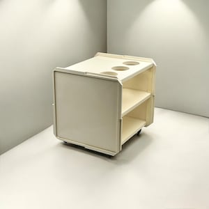 象徴的なモバイルドリンクトロリー「CUBO IDEA」、イタリアのプラスチックテーブル、フランコ・カテランによるミッドセンチュリーテーブル、モダンなトレイテーブル、ブックテーブルベース