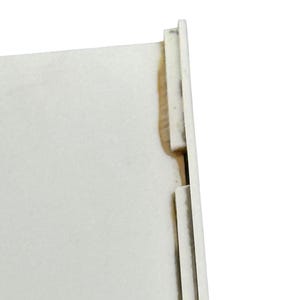 K&ouml;nnte beinhalten: Nahaufnahme eines wei&szlig;en, rechteckigen Objekts mit einer sichtbaren Fuge und einem Abschnitt aus hellbraunem Material. Das Objekt hat ein sauberes, minimalistisches Design.