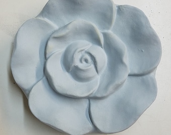Bagno per api in giardino di rose Arte Buco per abbeverare le api