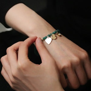Pulsera de amistad personalizada con inicial, joyería con letras del alfabeto, brazalete de cuentas de esmeralda doradas, delicada pulsera de piedra natural, regalo de cumpleaños para ella