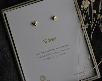 Gold Vermeil Zierliche Liebe Herz Ohrringe / Symbologie Liebe Herz Ohrstecker für Schwester / personalisierte Geschenk für Seele Schwester / Geschenk für Sie