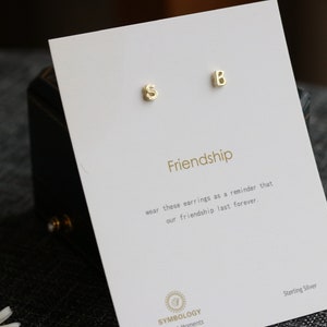 Pendientes con inicial de corazón, pendientes con el alfabeto en plata 925, regalo personalizado para ella, regalo de amistad para tu mejor amiga, iniciales en oro y plata, minimalistas.