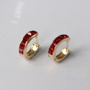 Orecchini a cerchio in oro con pietra portafortuna di gennaio, orecchini a cerchio in cristallo Swarovski con granato, regalo di compleanno per lei, idee regalo per la mamma, gioielli minimalisti