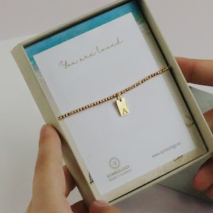 Pulsera con inicial bañada en oro, pulsera "Eres amado", joyería personalizada, pulsera con etiqueta rectangular, joyería personalizada, regalo de cumpleaños para ella