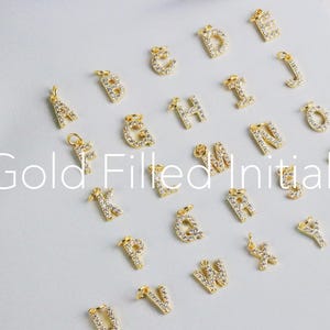 Dije de letra inicial bañado en oro, dije de alfabeto adicional, dije personalizado, piezas de joyería impermeables, suministros de joyería de cristal dorado.