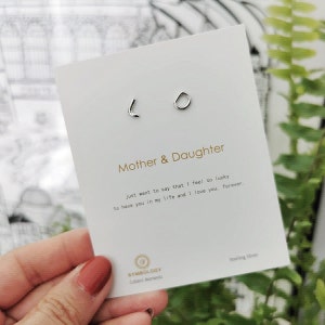 Brincos iniciais de prata esterlina / Brincos de letras personalizadas / Brincos de alfabeto minimalistas e delicados / Presente para mãe e filha / Presente de Natal