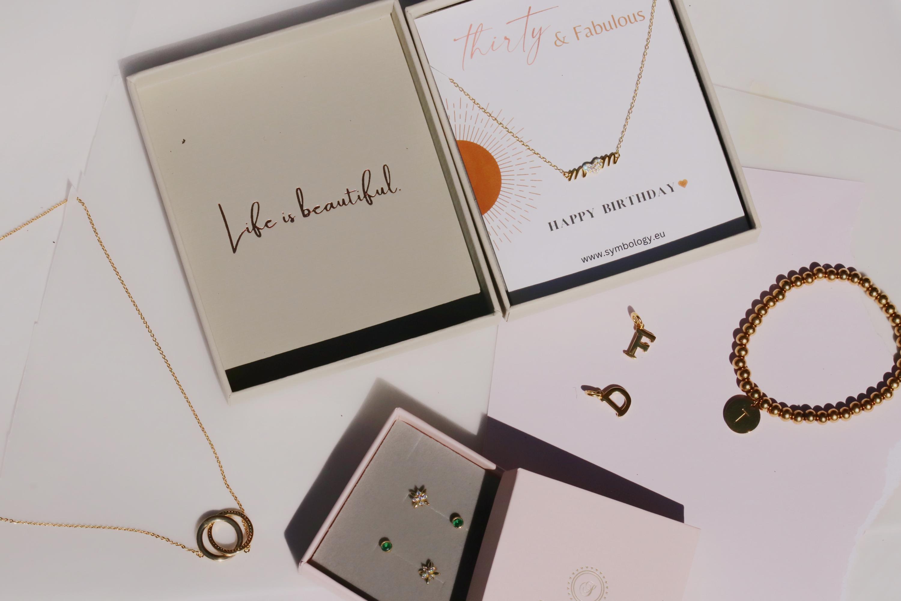 Collana con iniziale a forma di cuore in oro per zia: ciondolo con lettera personalizzata, gioielli minimalisti personalizzati - Italia