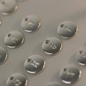 Srebrny wisiorek z inicjałem – spersonalizowany dodatek do naszyjnika lub bransoletki na prezent